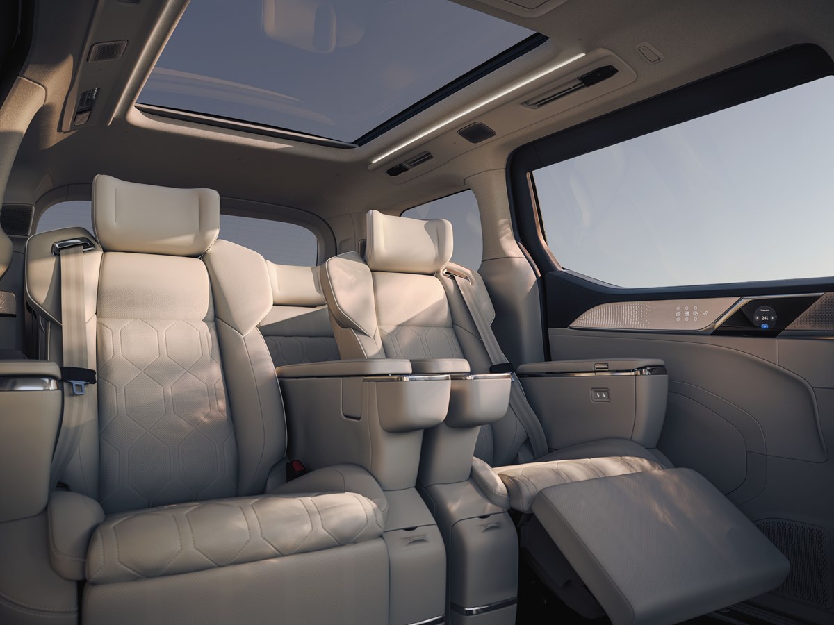 Ein Raum für das Leben in Bewegung:  Neuer Volvo EM90 feiert Weltpremiere