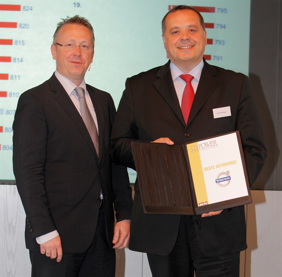 Bernhard Bauer, Geschäftsführer Volvo Car Germany (re.) und Olaf Schilling, Chefredakteur AUTO TEST, bei der Preisverleihung zur J. D. Power Studie in Berlin
