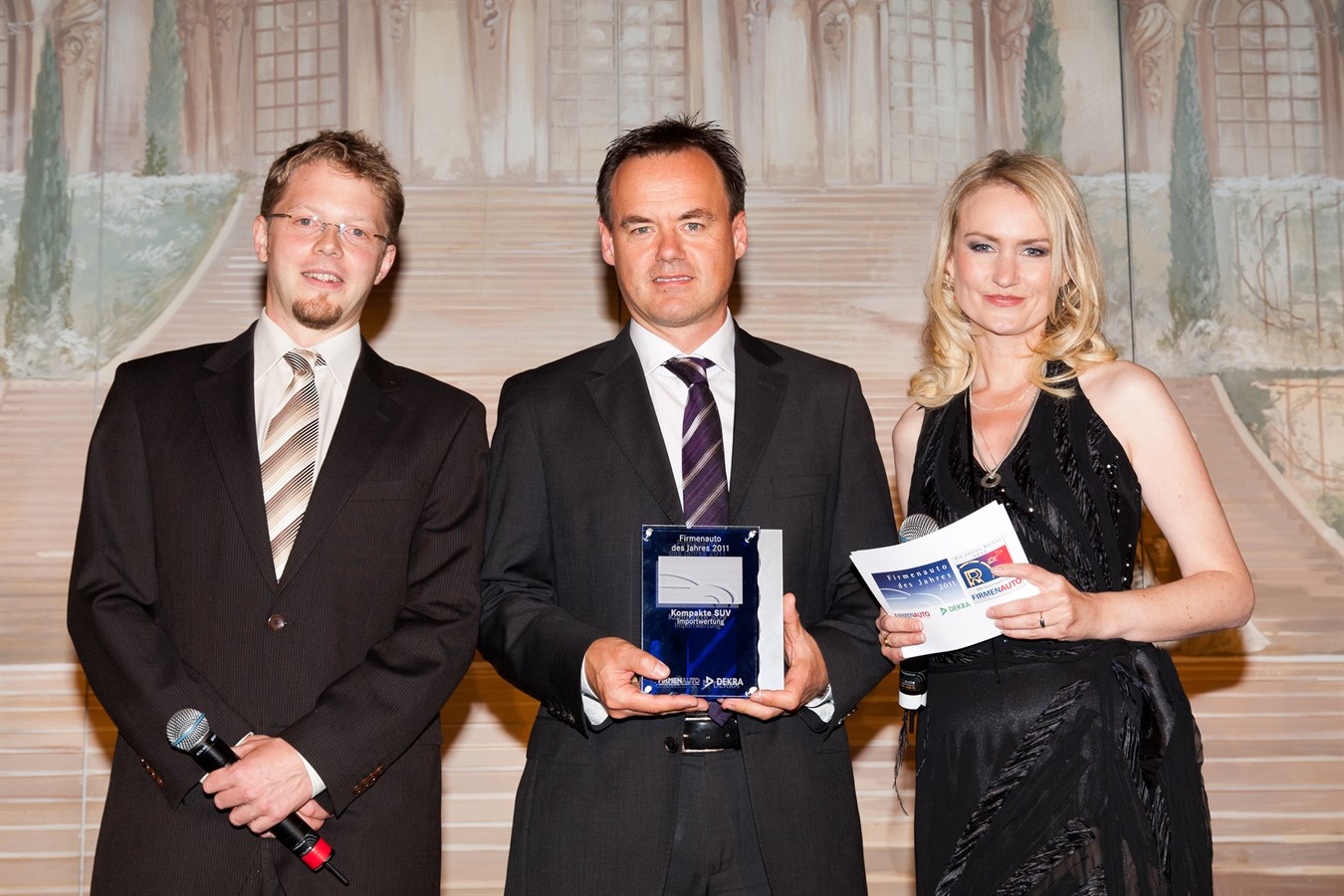 Preisverleihung: Thorsten Schönfeld, Redakteur bei FIRMENAUTO (li); Rüdiger Hüttemann, Leiter Vertrieb Großkunden Volvo Car Germany (Mitte) und Moderatorin Birgit Fehst
