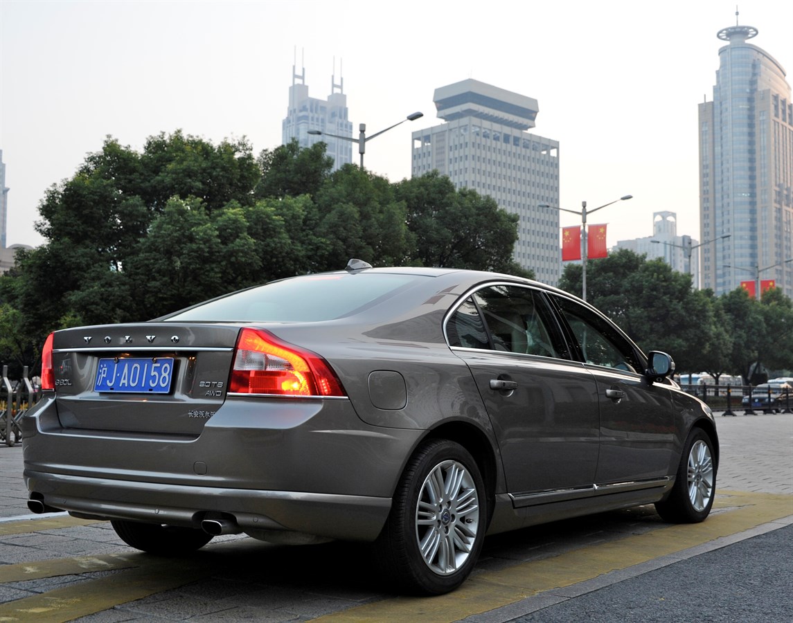 Volvo S80L, driving in Shanghai, China