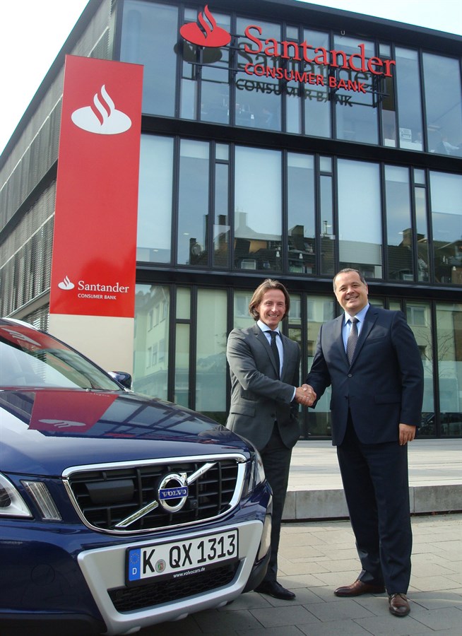 Bernhard Bauer, Geschäftsführer von Volvo Car Germany (re.) und Thomas Hanswillemenke, Vorstand Vertrieb Kfz der Santander Consumer Bank (li.)