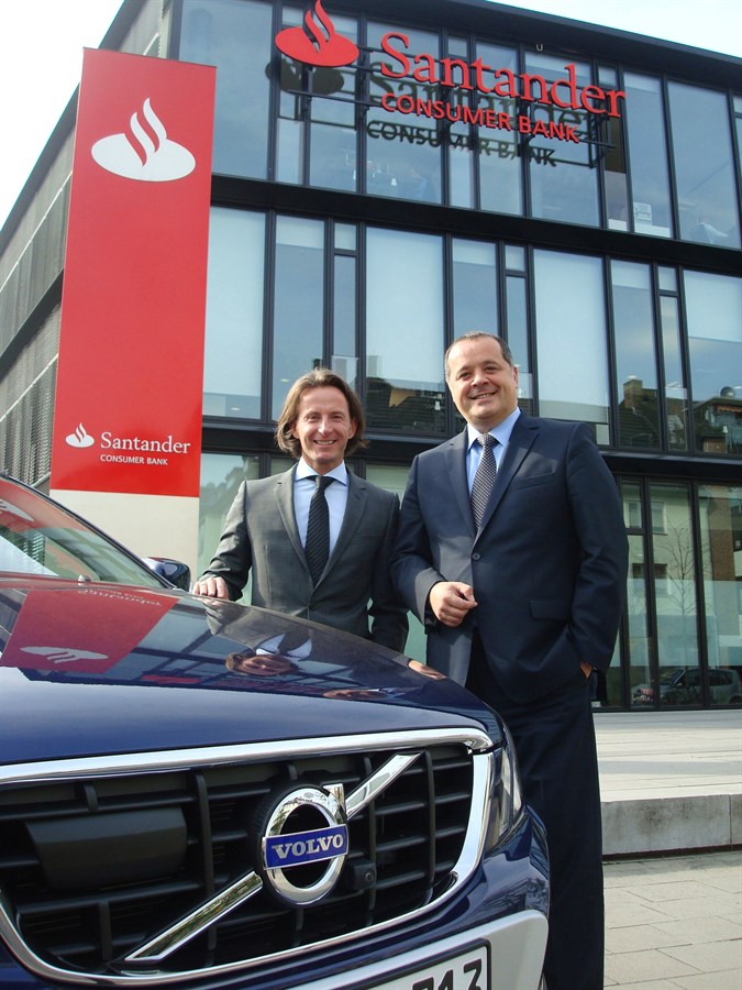 Bernhard Bauer, Geschäftsführer von Volvo Car Germany (re.) und Thomas Hanswillemenke, Vorstand Vertrieb Kfz der Santander Consumer Bank (li.)