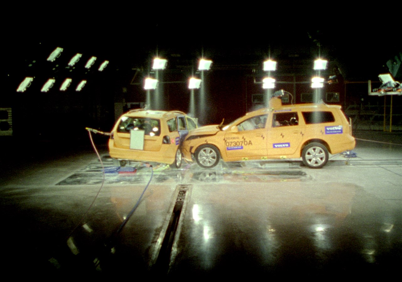 Side impact crash test of the all-new V70/XC70