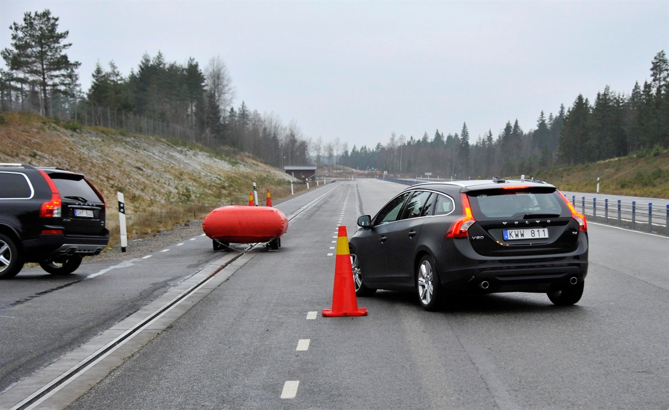 In dem sogenannten Kreuzungsprojekt wurde ein System entwickelt, das den Autofahrer warnt und das Fahrzeug, wenn nötig, selbsttätig abbremst.
