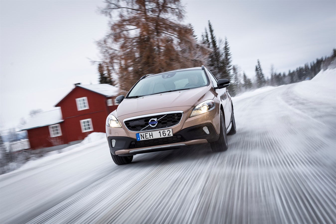 The all-new Volvo V40 Cross Country in northern Sweden