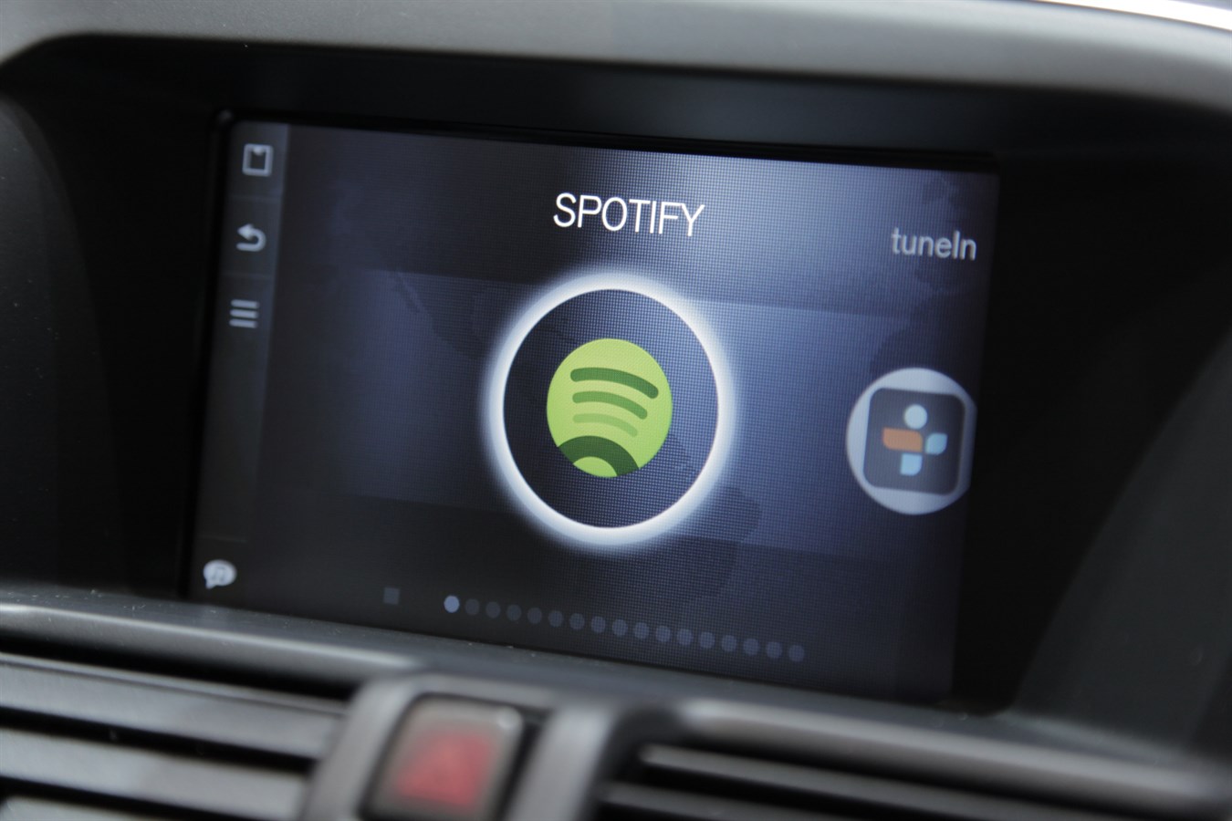Volvo Cars, Sensus Connected Touch ile birlikte, dünyanın ilk olarak, ses ile aktive edilen dijital müzik hizmetleri erişimi sunuyor. 