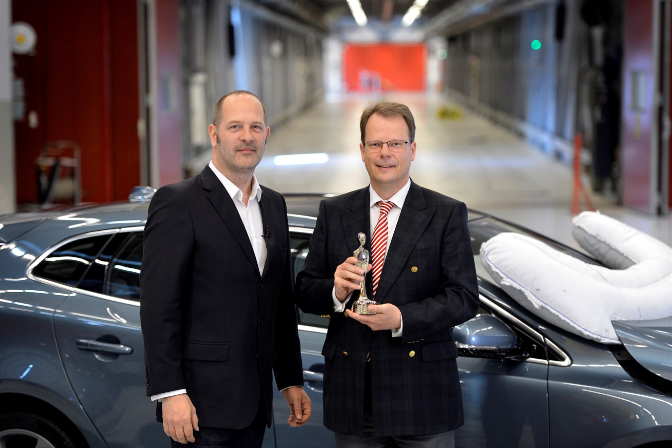 11. Internet Auto Award des Magazins AutoScout24: Fußgänger-Airbag von Volvo gewinnt Zukunfts-Sonderpreis