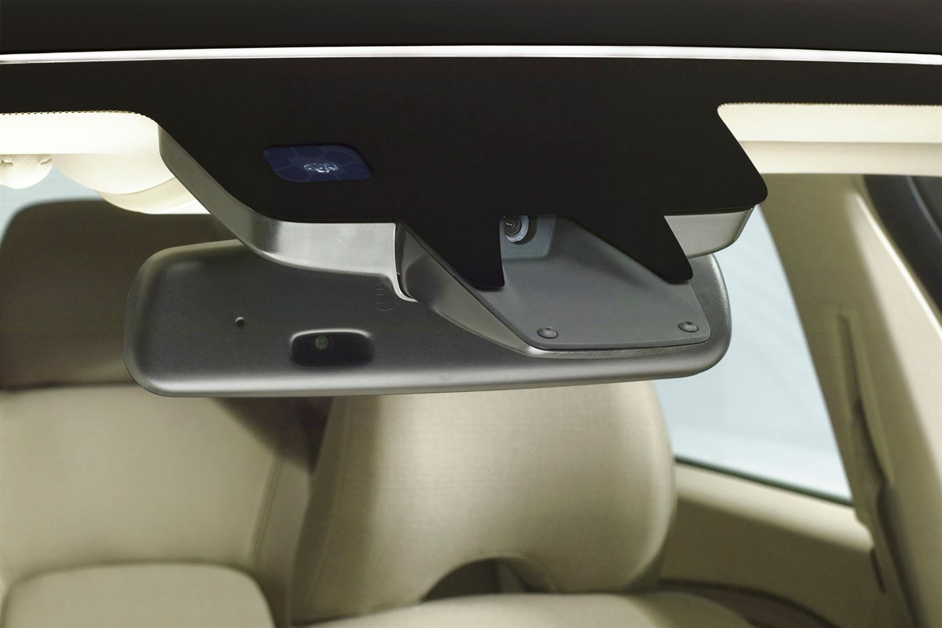 Camera behind interior rear-view mirror - Volvo Cars Global Media