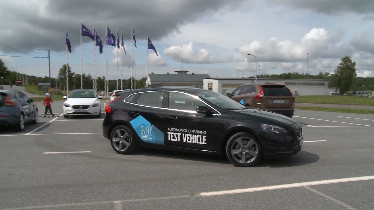 Volvo präsentiert die nächste Generation von innovativen und weltweit einmaligen Sicherheitssystemen - Newsfeed video still