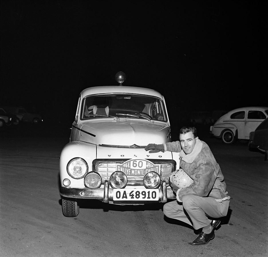 Carl-Magnus Skogh med sin PV544 inför 1964 års Monte Carlo-rally