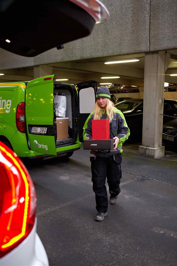 Volvo Cars démontre le potentiel des voitures connectées avec des livraisons effectuées directement aux véhicules des personnes concernées