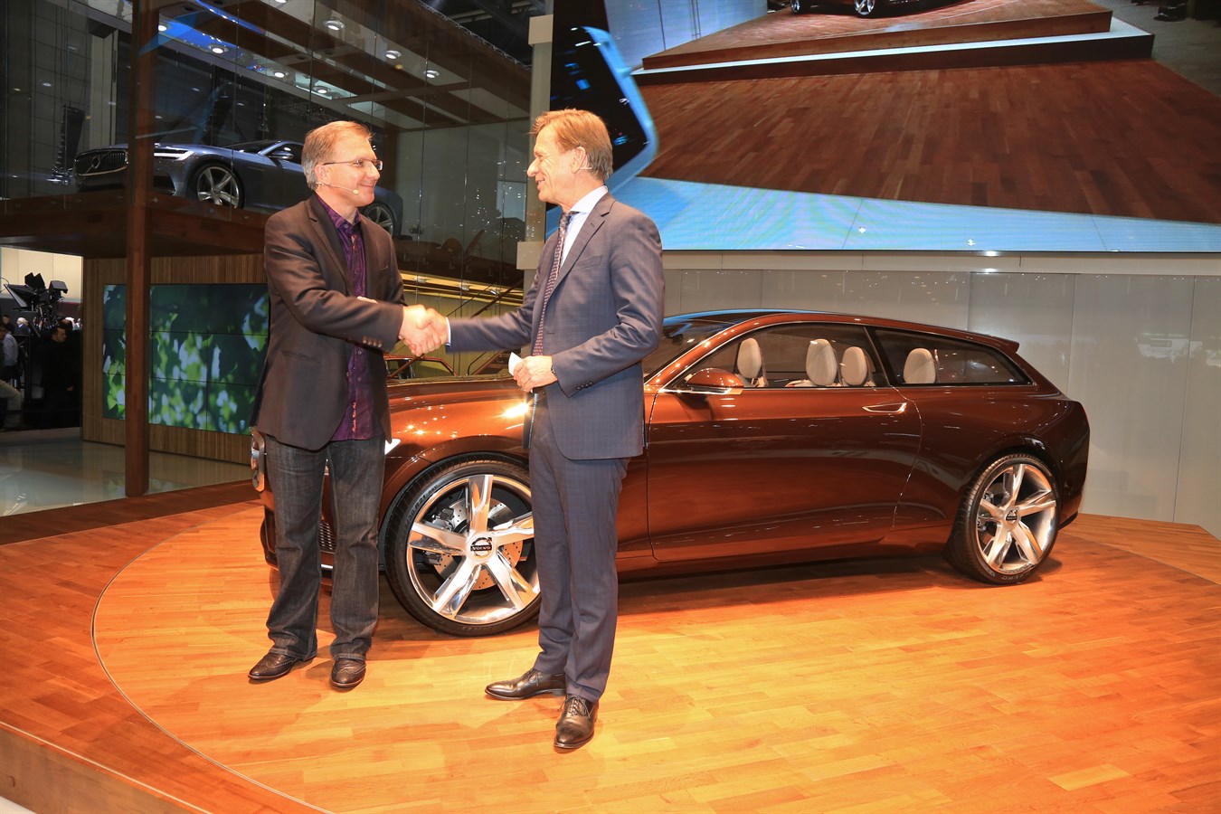 Volvo Concept Estate Hakan Samuelsson President& CEO VCG et Greg Joswiak VP Apple - Edition Volvo Ocean Race & Moteurs Drive-E - Genève 2014 