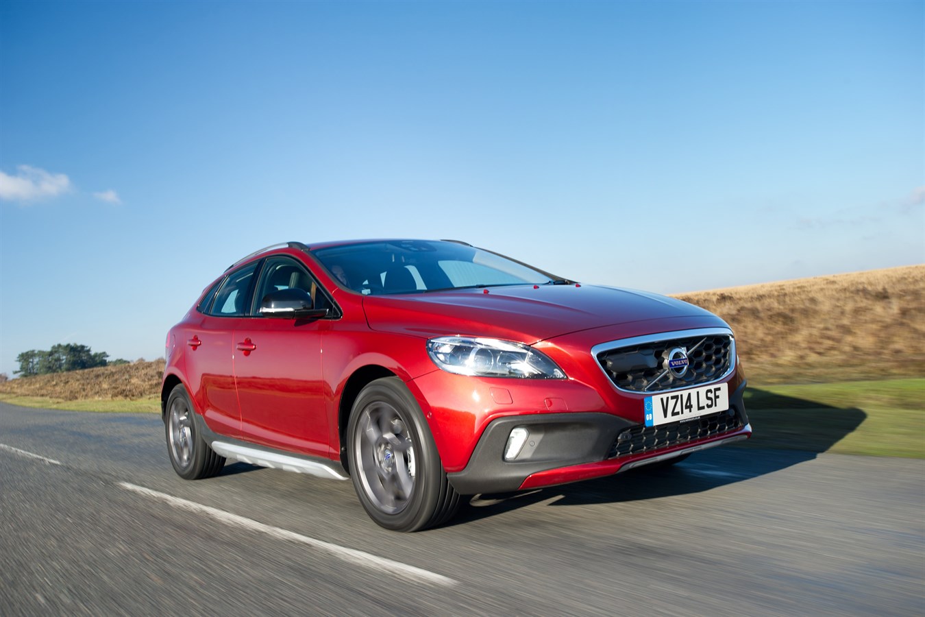 Front, 3/4, dynamic image of the Volvo V40 Cross Country