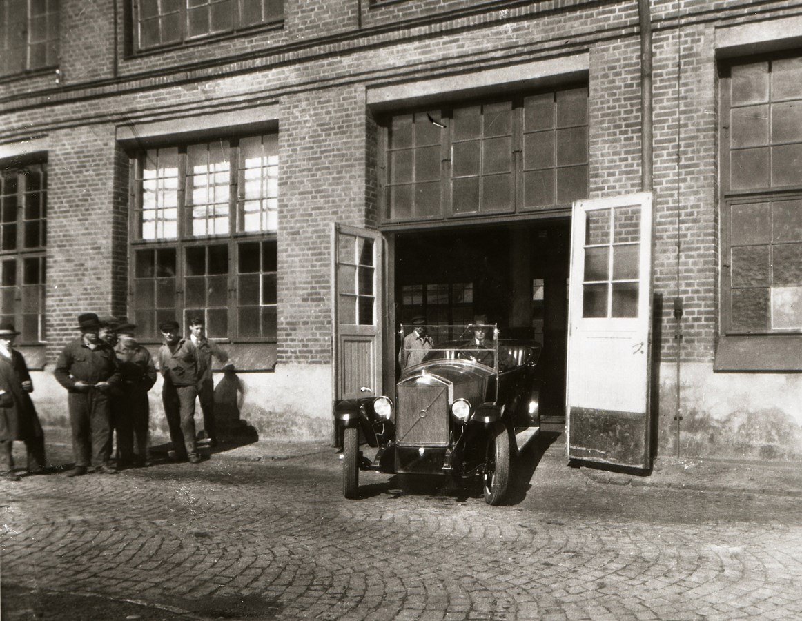 Volvo Jakob rullar ut ur fabriken 1927