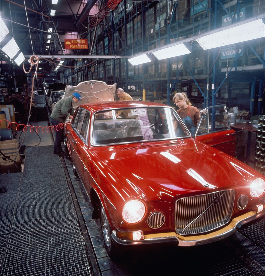 A Volvo 164 on the assembly line of the Volvo Cars plant in Torslanda, 1969.