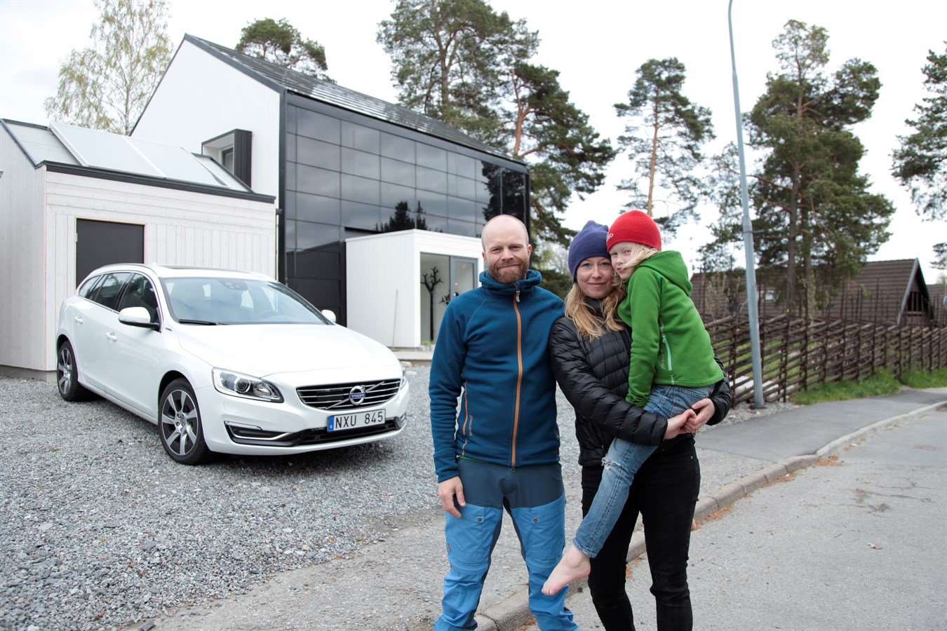 Familie Jogensjö mit ihrem Volvo V60 Plug-in Hybrid