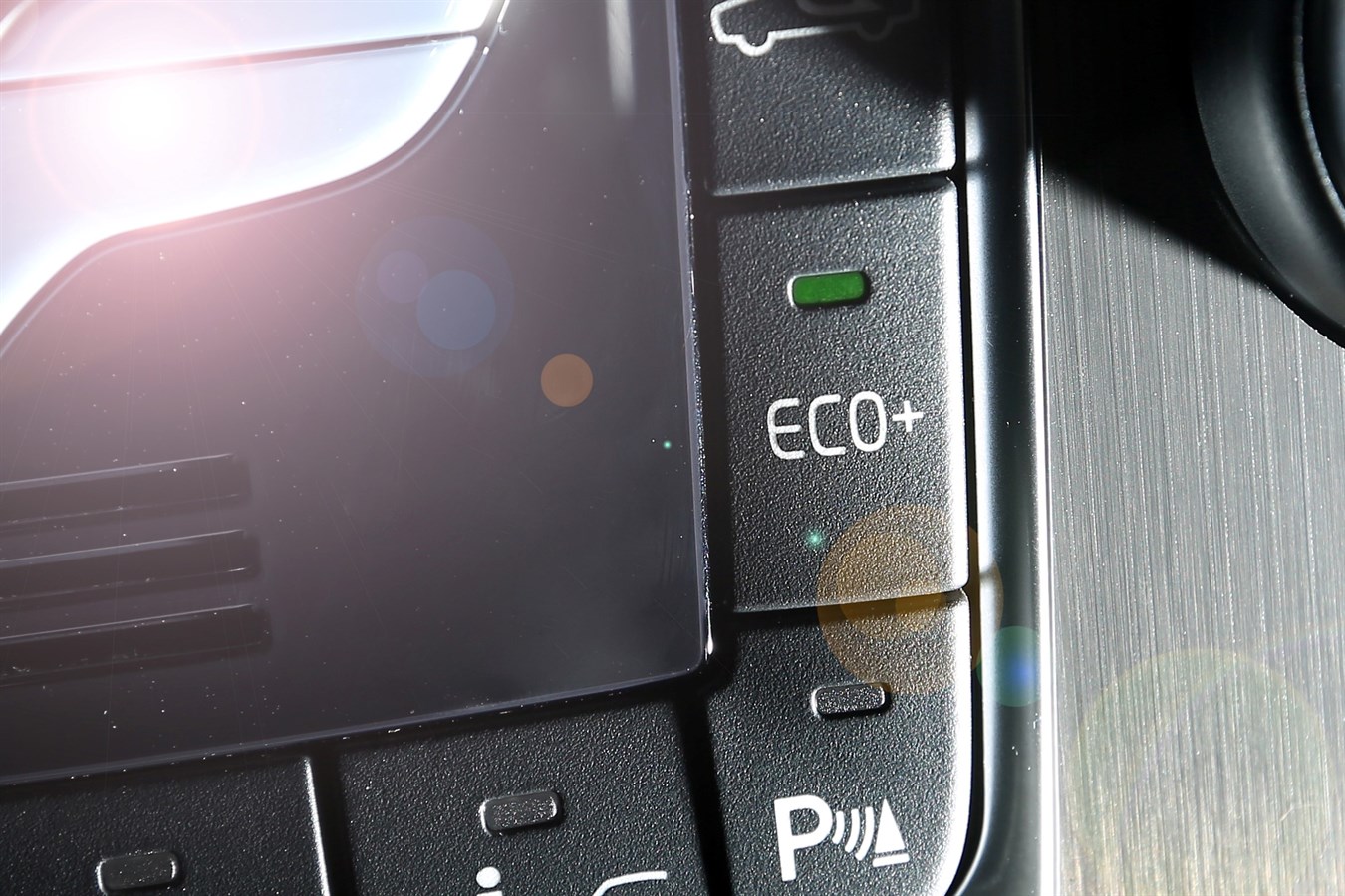 搭载Drive-E“E驱智能科技”动力总成  沃尔沃XC60焕“芯”上市 最强动力最低油耗 创豪华SUV市场新标杆