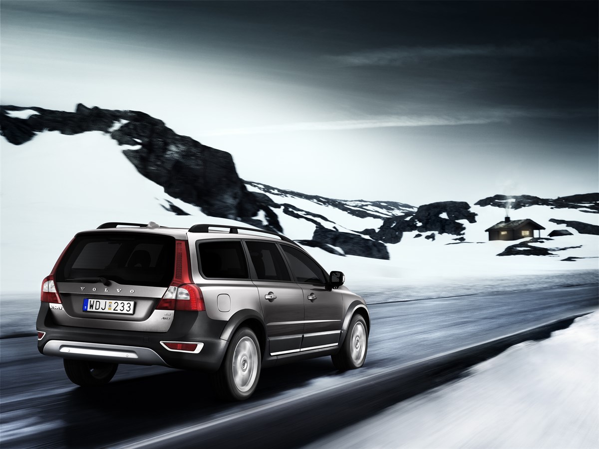 VOLVO S80 AND ALL-NEW XC70 AT HOME ON SNOWY SLOPES