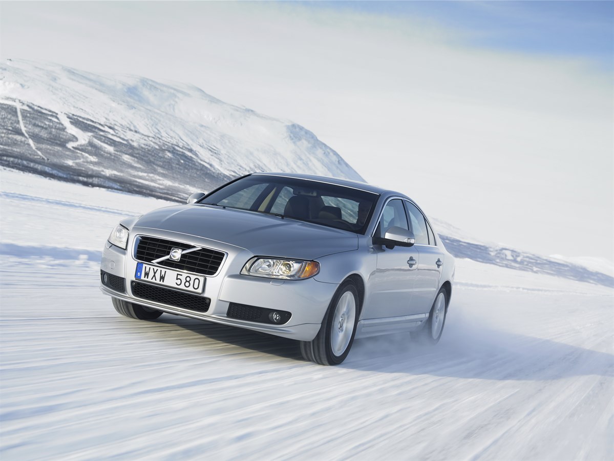 VOLVO S80 AT HOME ON SNOWY SLOPES