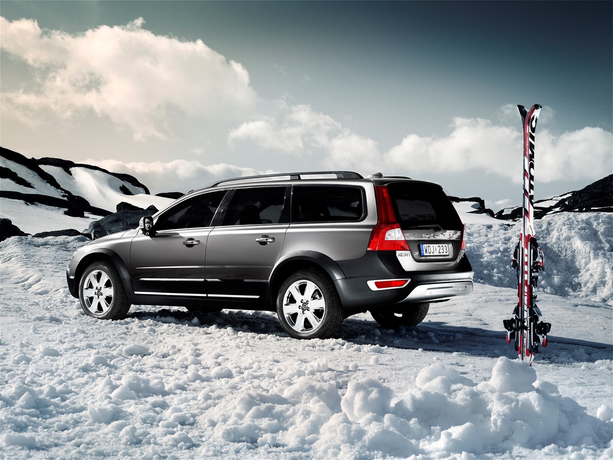 VOLVO XC70 AT HOME ON SNOWY SLOPES