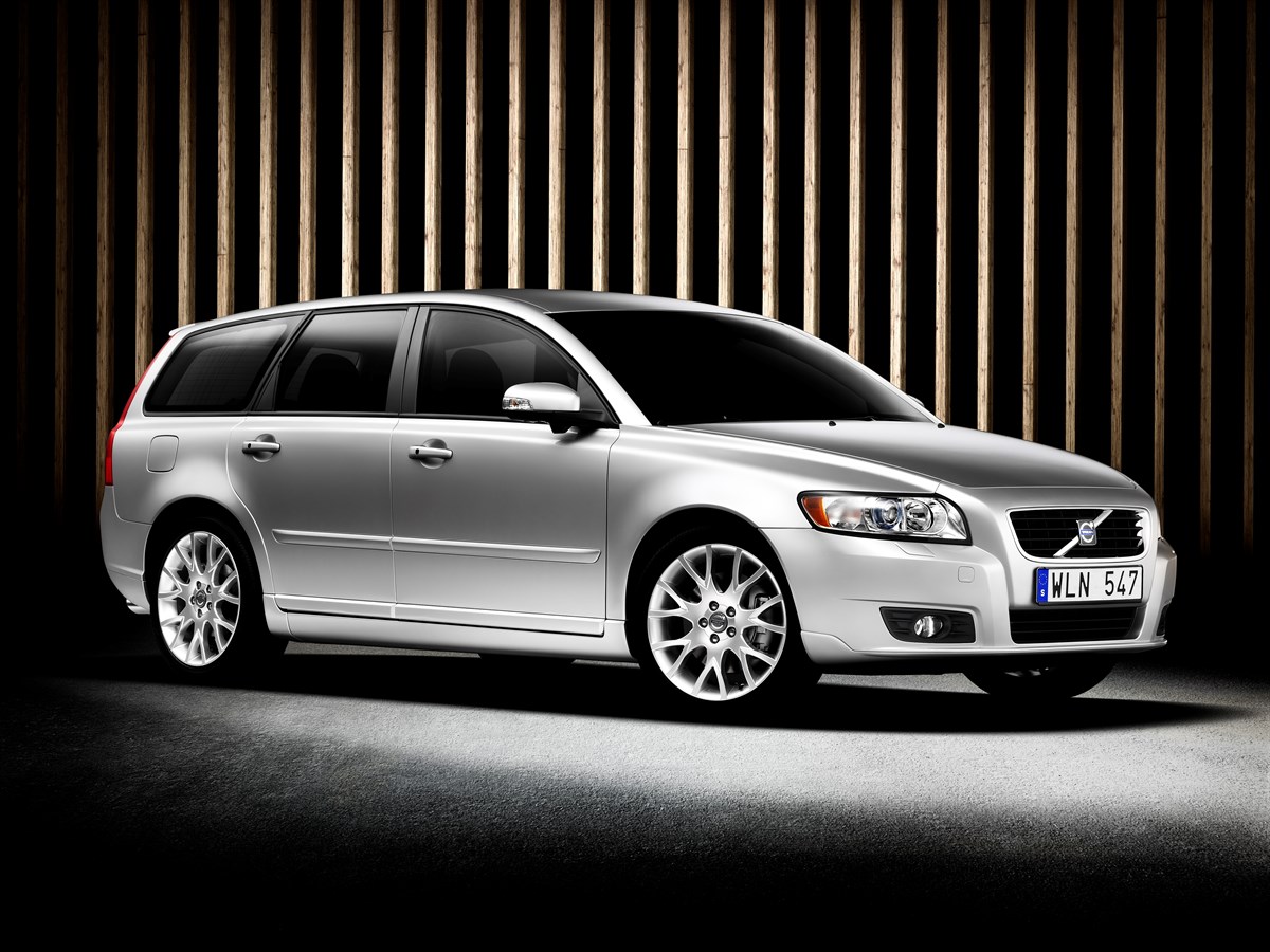 INTRODUCING THE NEW VOLVO S40 AND V50 SPORTSWAGON