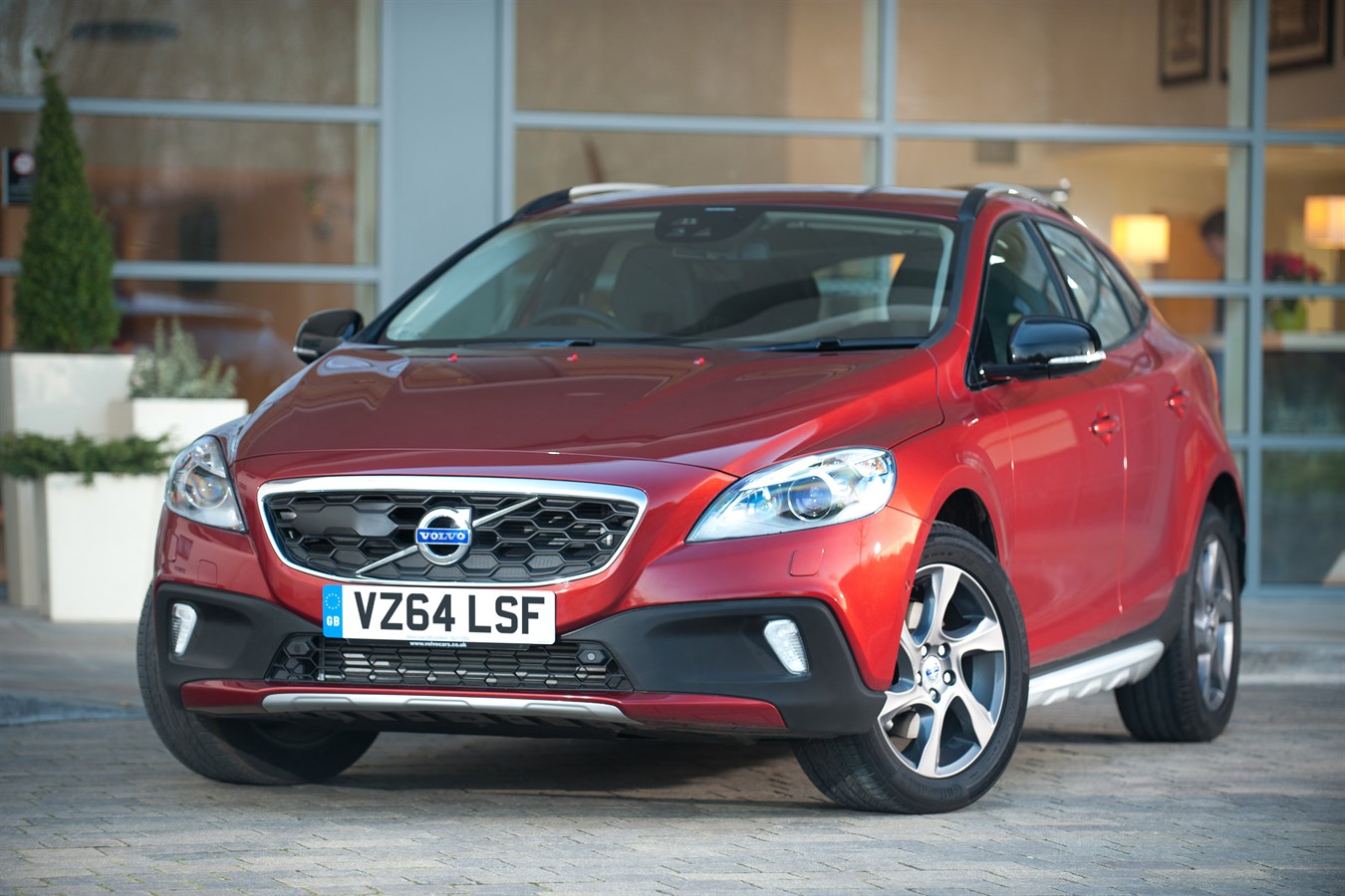 Front, 3/4, static image of the Volvo V40 Cross Country