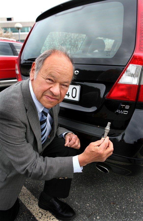Stephen Wallman shows the lambda sond (kneeling behind the exhaust pipe on a Volvo V50)