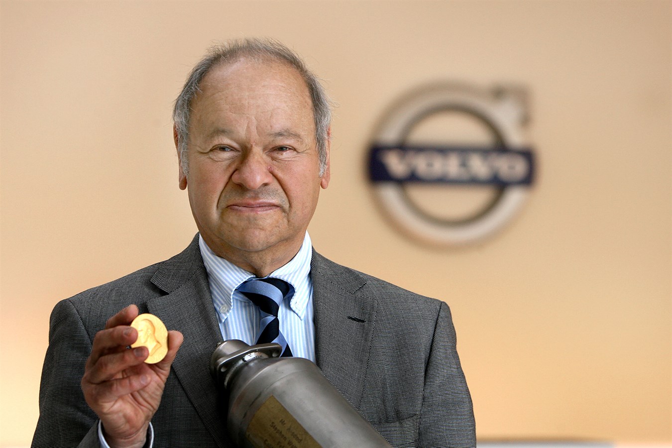 Stephen Wallman, shows his gold medal and the three-way catalytic converter with lambda-sond
