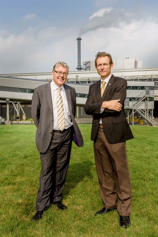 Eric De Hollanger, managing director Stora Enso Langerbrugge (links) en Eric Van Landeghem, managing director Volvo Car Gent (rechts)