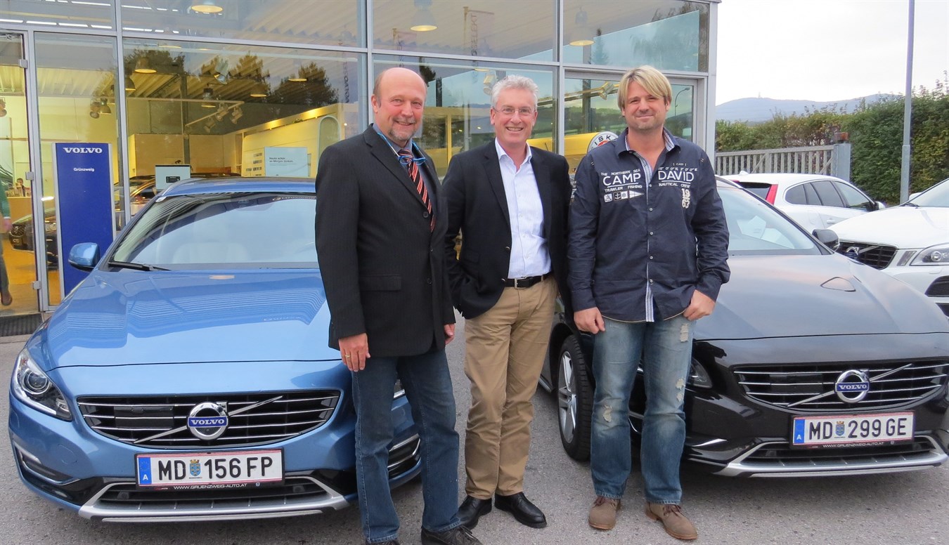 Andreas Lahner, Inhaber der Firma Lahner, Andreas Grünzweig vom gleichnamigen Volvo Partnerbetrieb und Christian Herzog, Betriebsleiter der Firma Lahner vor den beiden V60 Plug-in Hybrid