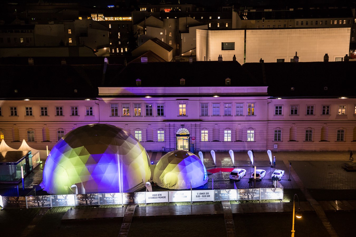 Der Volvo Dome of Design vor dem Wiener MuseumsQuartier bei Nacht
