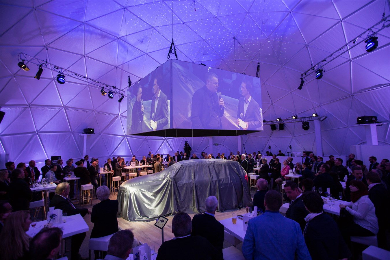 Großer Andrang bei einem der XC90 Abendpräsentationen im Volvo Dome of Design vor dem Wiener MuseumsQuartier