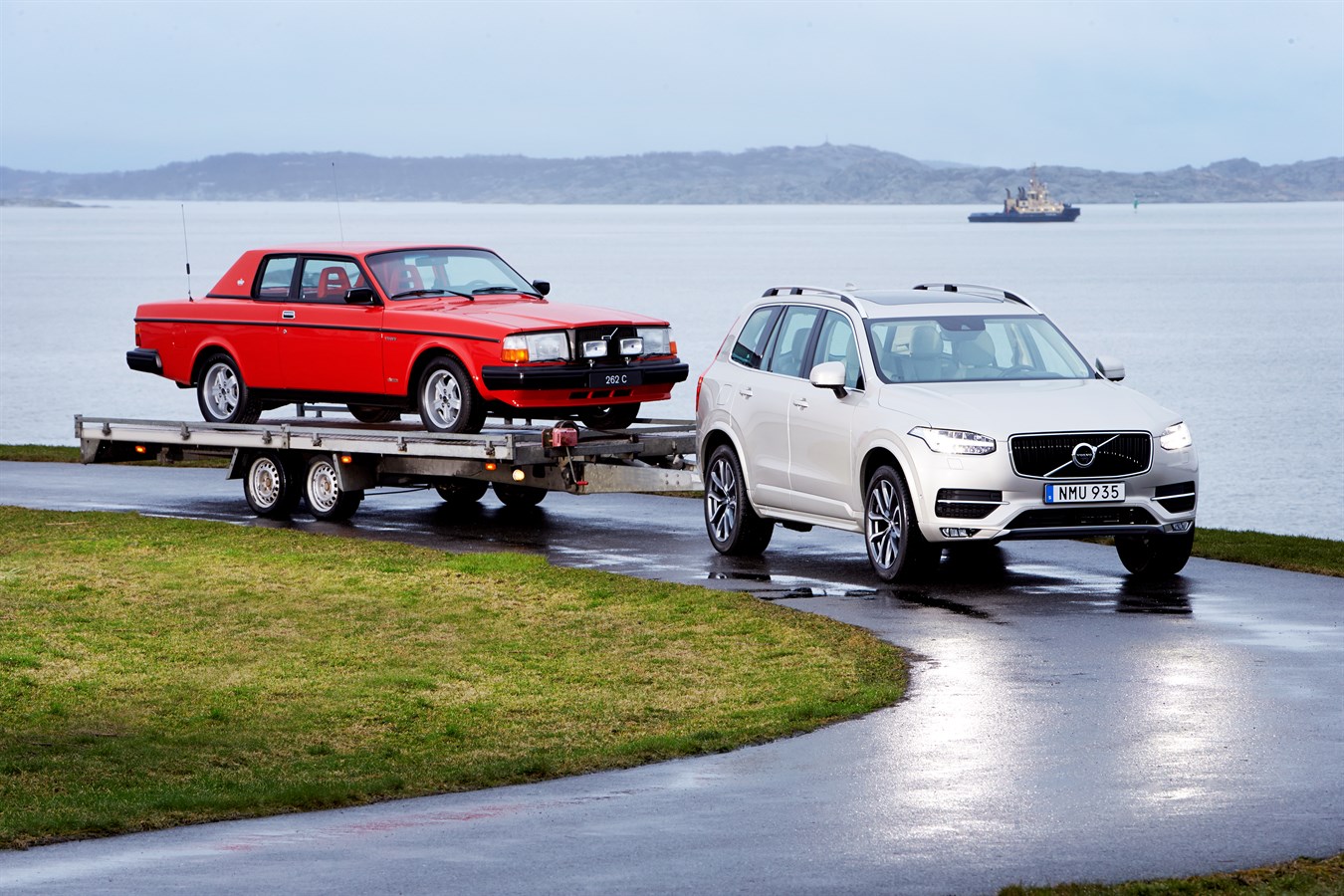 Volvo 262C von Pehr G Gyllenhammar (1981) hinter dem neuen Volvo XC90 (2015)