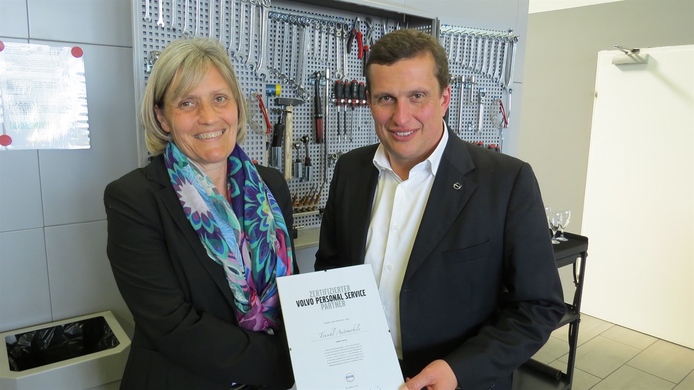 Frau Eva Martinsson, Geschäftsführerin Volvo Car Austria, überreicht Herrn Gerhard Teuschl die VPS-Zertifizierungsurkunde