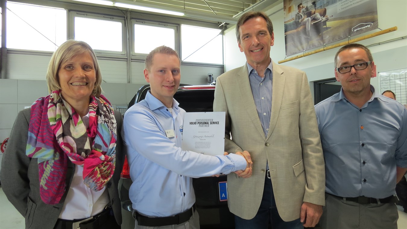 Werkstattleiter Lukas Cap von Grünzweig Automobil freut sich über die erfolgte Zertifizierung zum "Volvo Personal Service" Betrieb