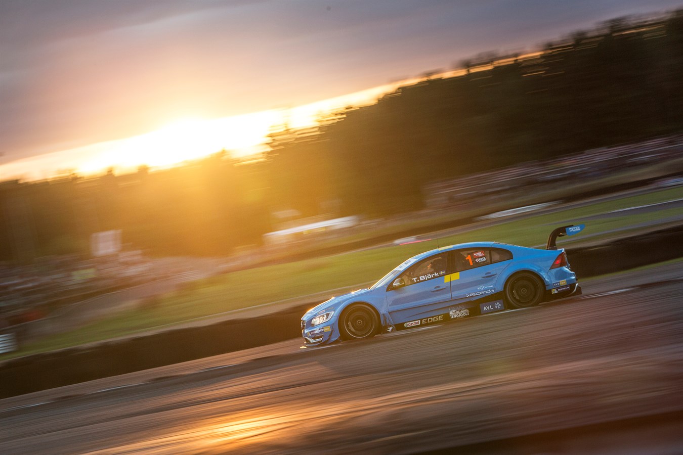 Dubbelseger för Volvo Polestar Racing i frenetiskt kvällslopp