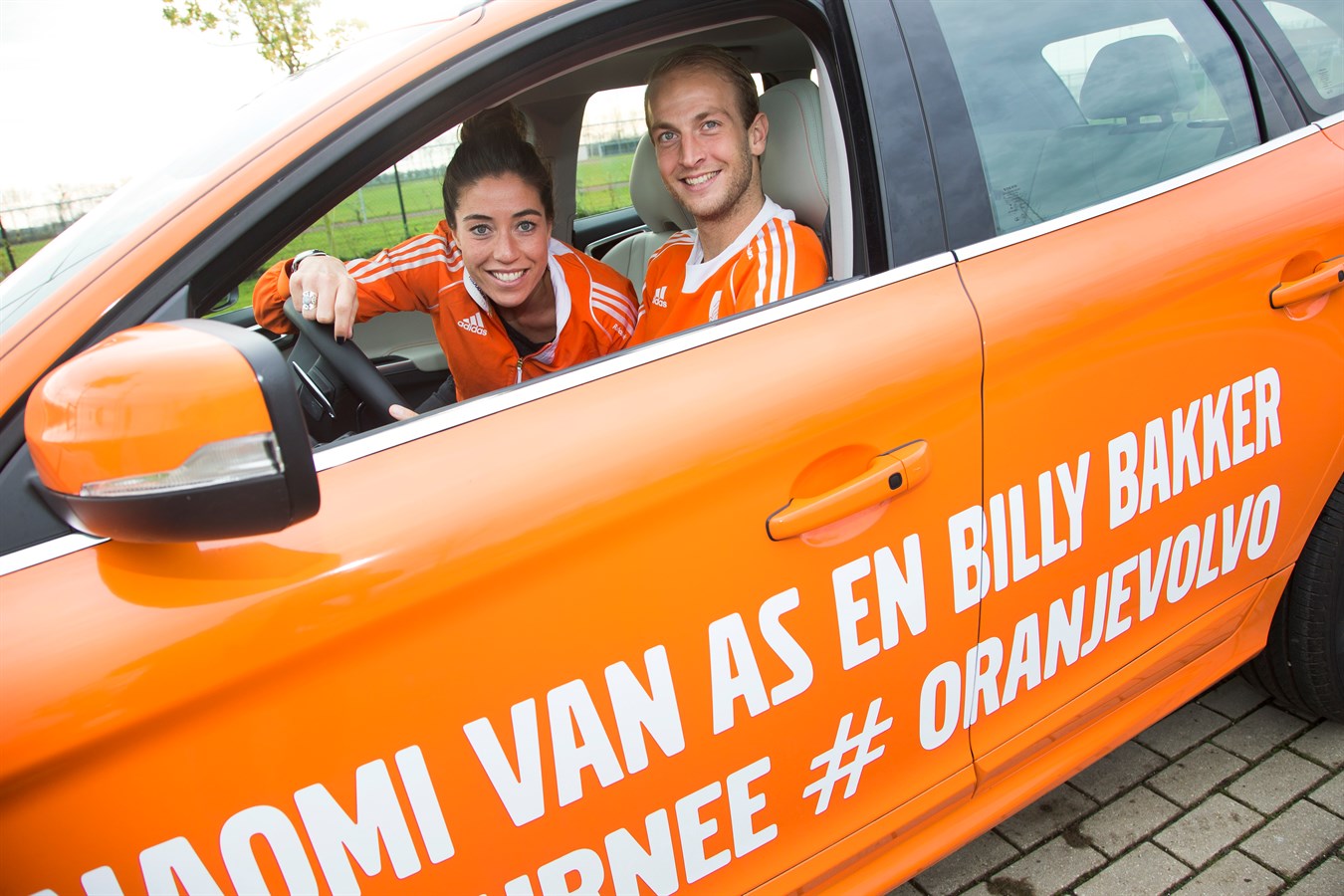 Hockeytoppers Naomi van As en Billy Bakker in #OranjeVolvo langs hockeyclubs