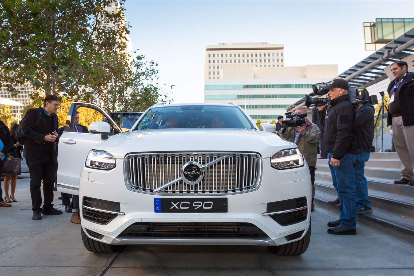 Semi-autonomous Volvo XC90 drives Los Angeles Mayor Eric Garcetti to Connected Car Expo