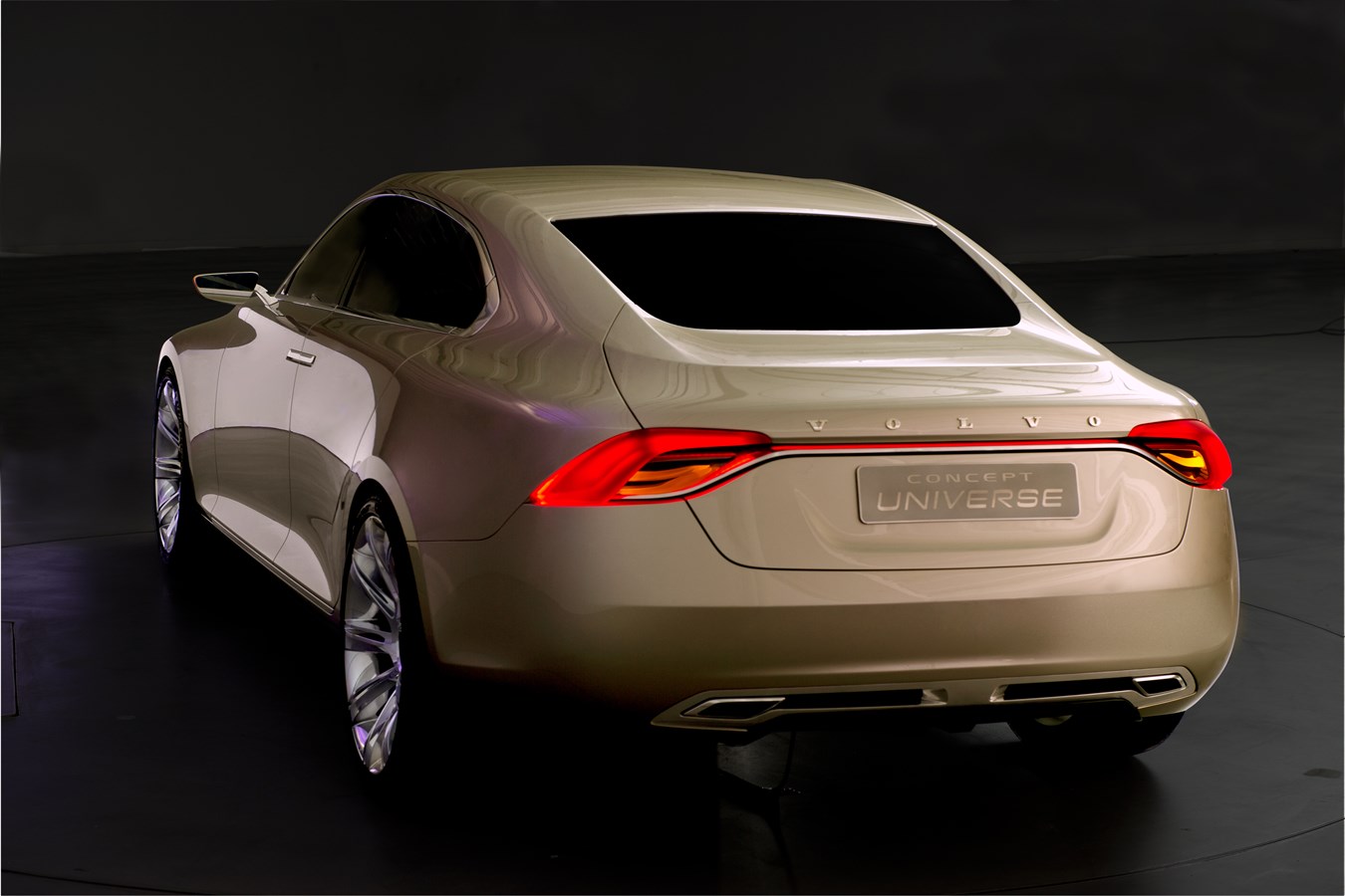 Volvo Concept Universe, rear lights on