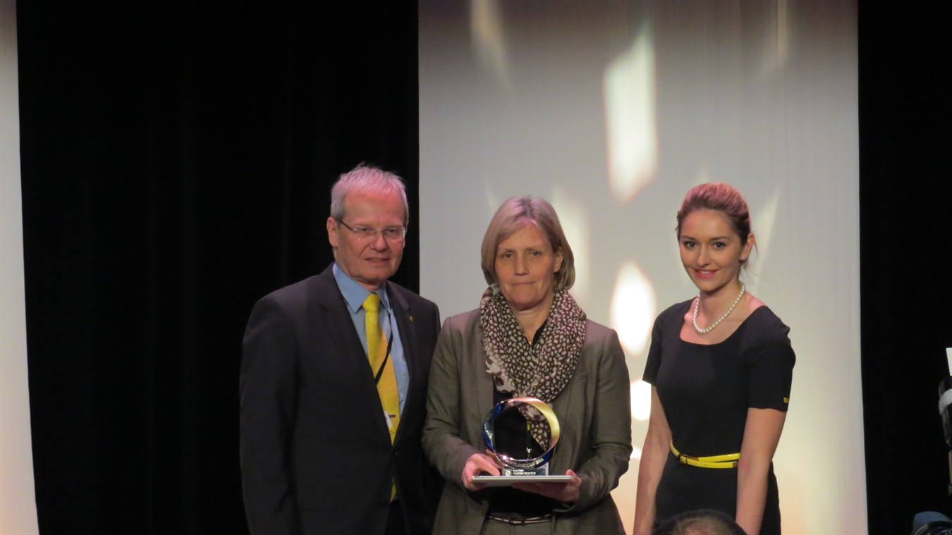 Volvo Car Austria Geschäftsführerin Eva Martinsson mit dem "MARCUS"-Award für den XC90 