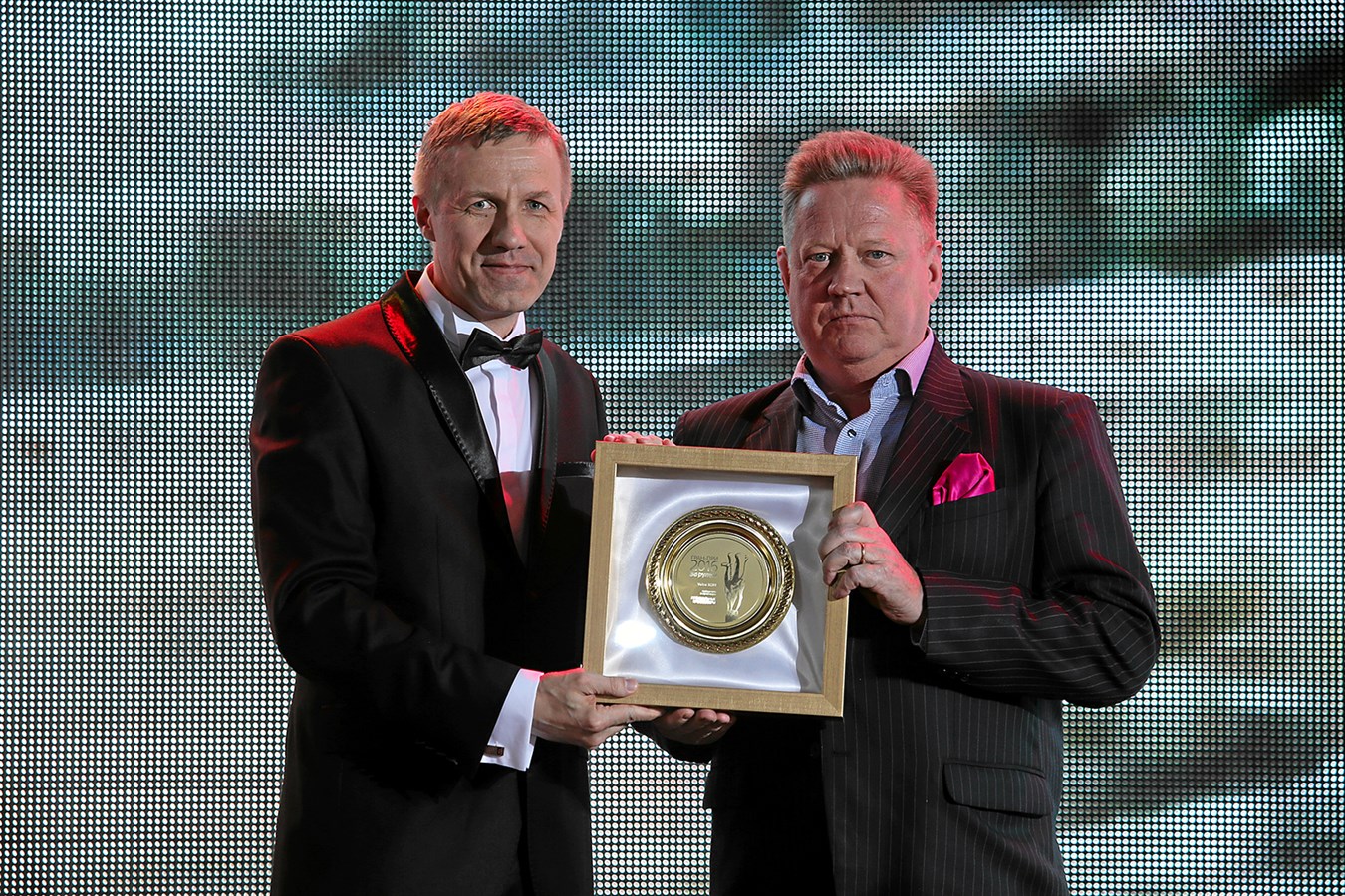 Президент Volvo Car Russia Майкл МАЛЬМСТЕН (справа) получает Гран-при «За рулём» 2016 из рук главного редактора Максима КАДАКОВА