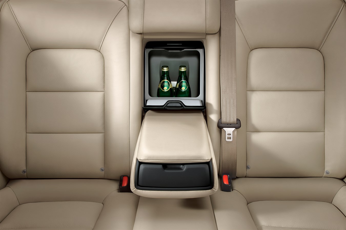S80L - long wheel base - produced and marketed for the Chinese market. Rear seat interior. Refrigerator.