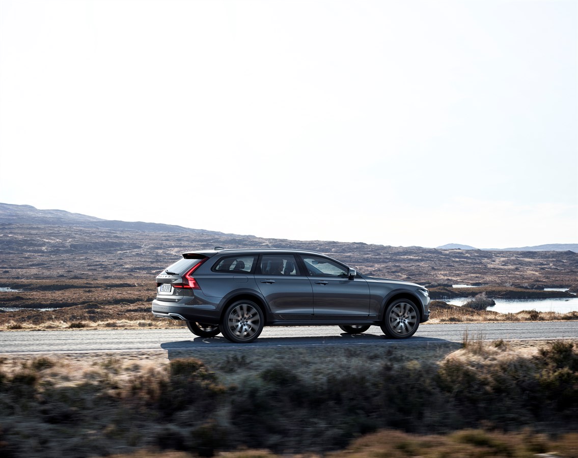 New Volvo V90 Cross Country Driving 