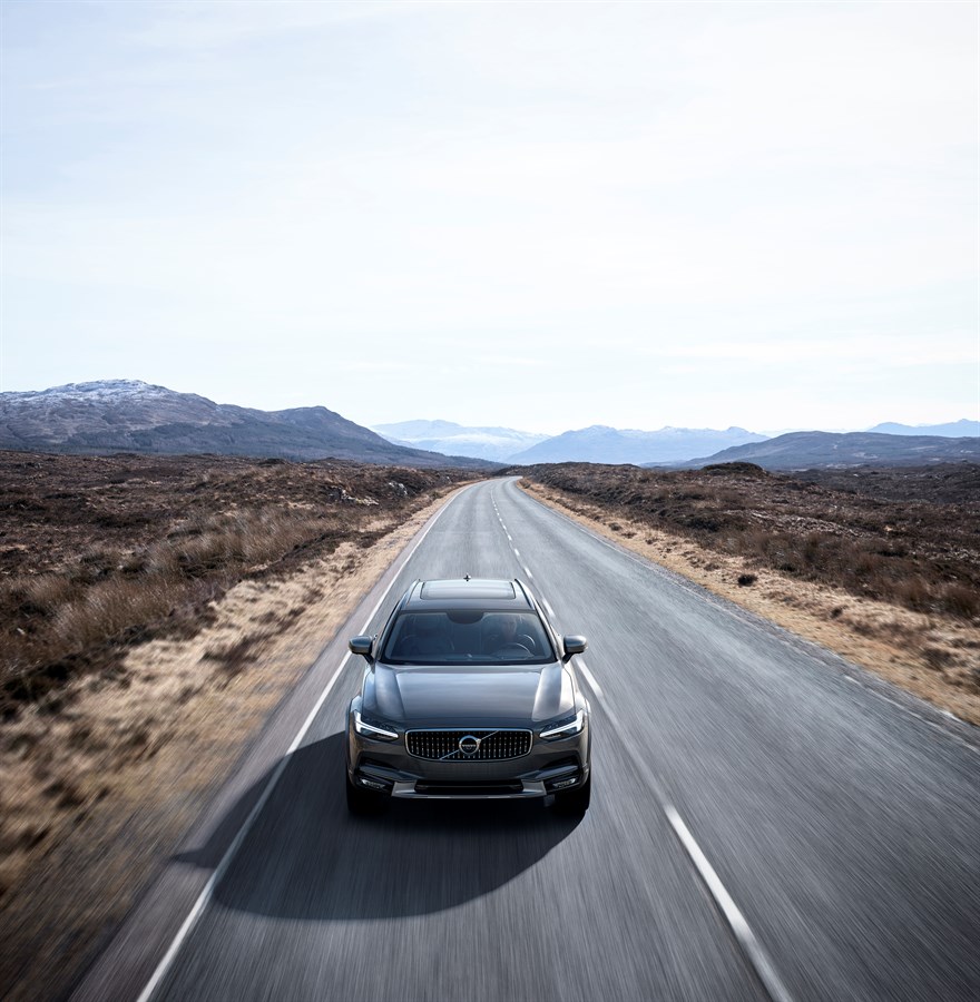 New Volvo V90 Cross Country Driving 