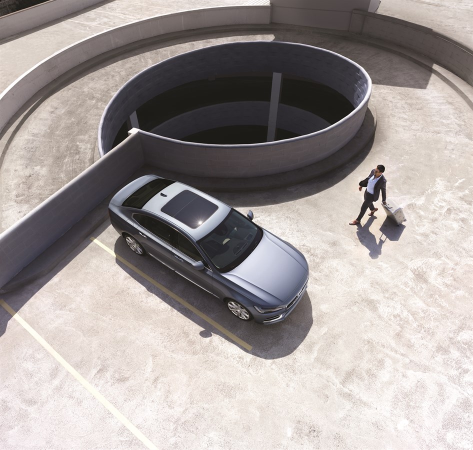 Volvo S90 LWB exterior panoramic roof