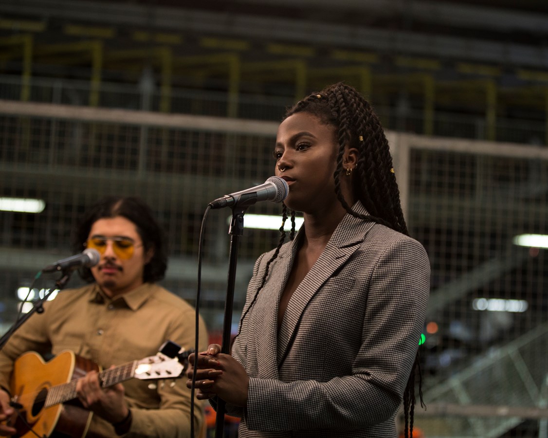 Sabina Ddumba spelar live i Torslandafabriken -se filmen från konserten hos Volvo Cars
