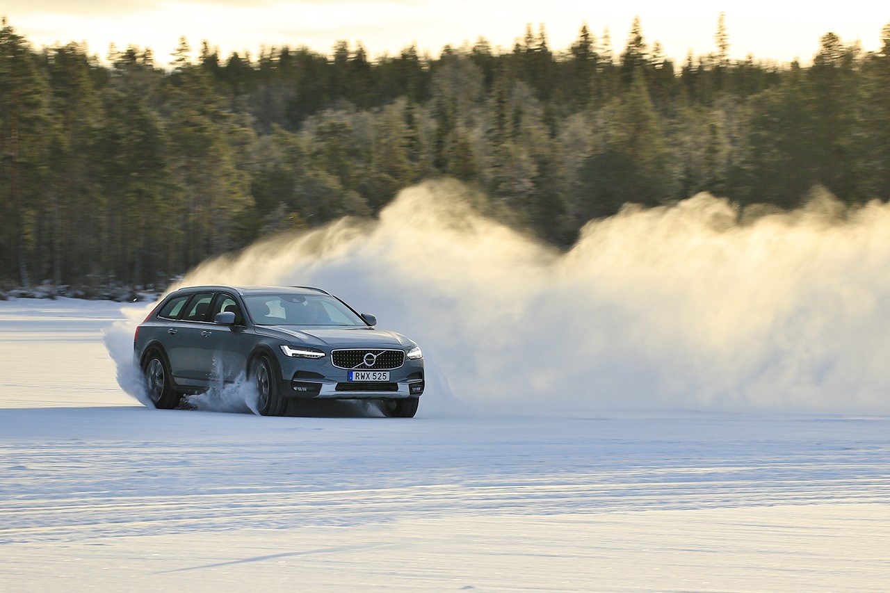 Volvo V90 Cross Country Winter tests en Suède 