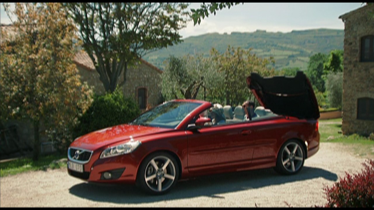 fodspor angst forkæle The New Volvo C70 - Exterior colour Flamenco Red, driving footage (6:30) -  Volvo Cars Global Media Newsroom