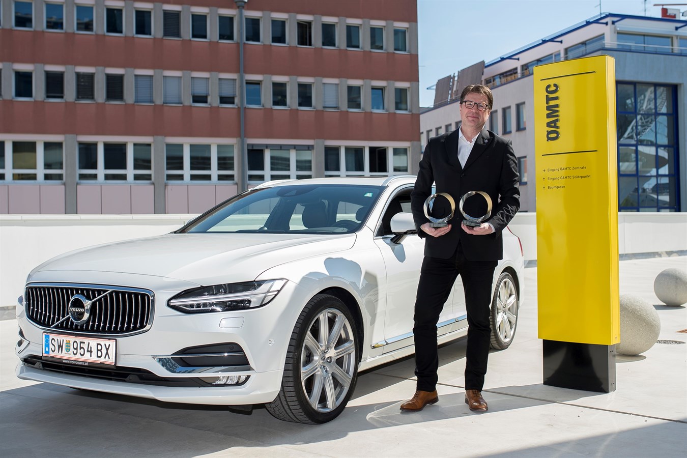 Loic Claude, MD Volvo Car Austria freut sich über die zwei Marcus-Awards für den S90 und V90