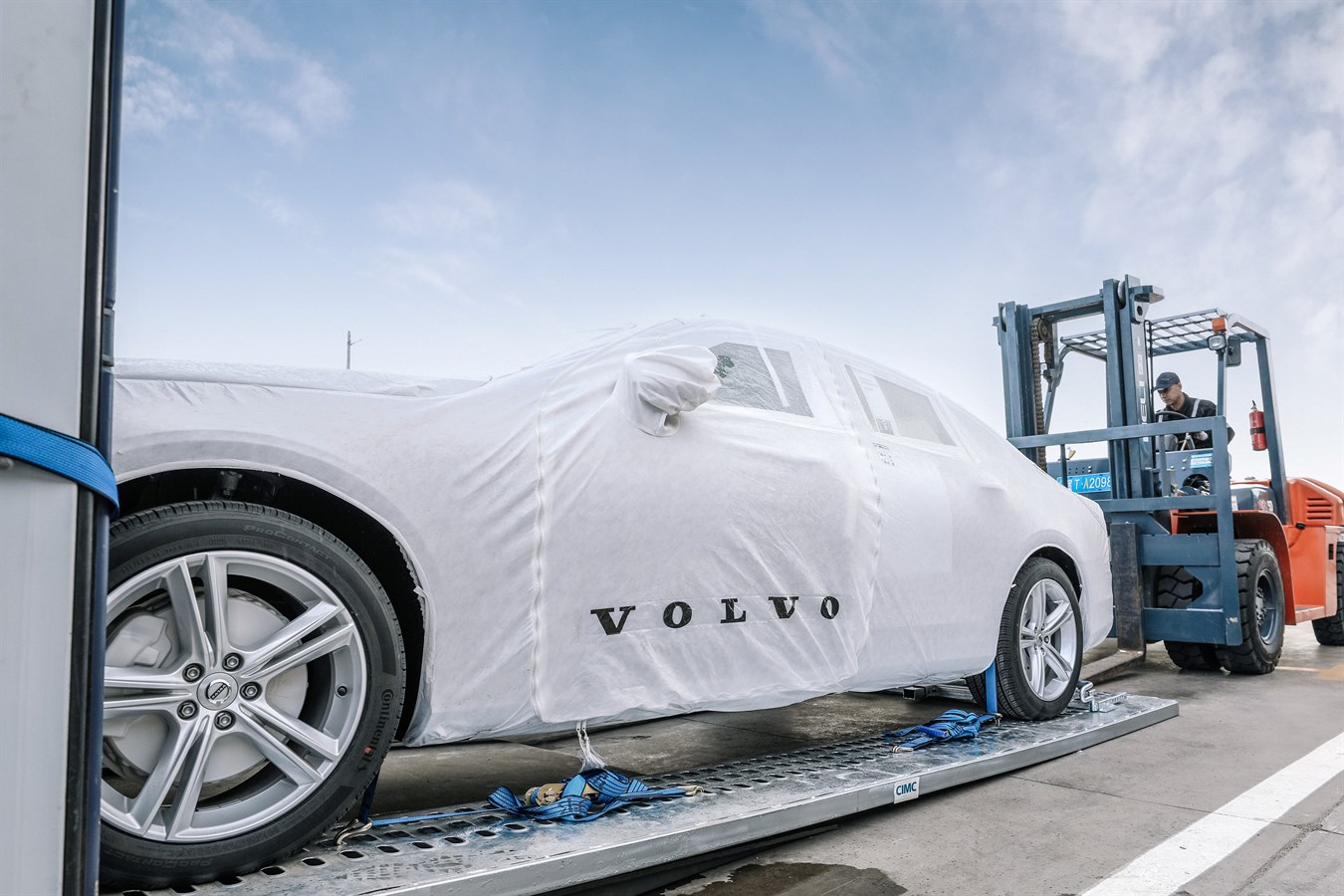 Volvo auf der neuen Seidenstraße: Erste Fahrzeuge aus China treffen in Europa ein